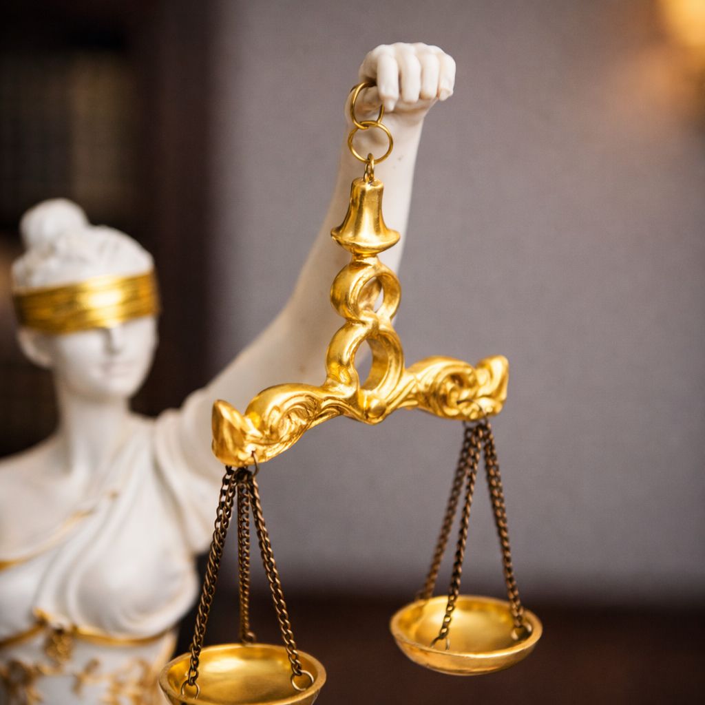 SimpluAcasa™ decorativa Lady Justice 34 cm – simbol al echilibrului si — Confort Practic Pentru Casa Ta