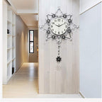 SimpluAcasa™ Ceas decorativ de perete metal cu pendul 60x60 cm design — Confort Practic Pentru Casa Ta