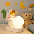SimpluAcasa™ Lampa LED Astronaut cu Luna – Veioza ambientala pentru copii — Util Pentru Familie și Copii