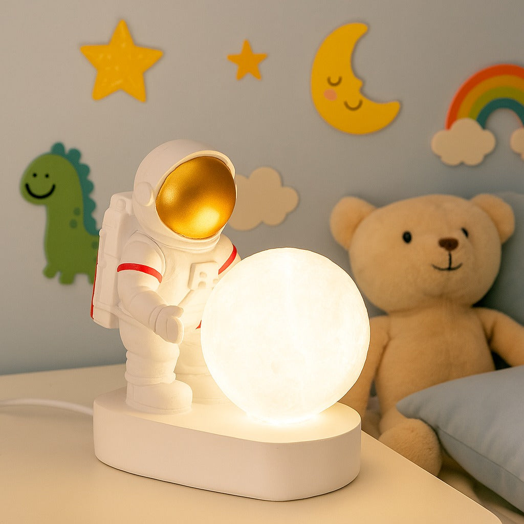 SimpluAcasa™ Lampa LED Astronaut cu Luna – Veioza ambientala pentru copii — Util Pentru Familie și Copii
