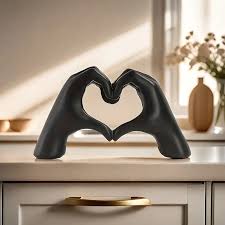 SimpluAcasa™ Decoratiune sculpturala maini in forma de inima – rasina – — Confort Practic Pentru Casa Ta