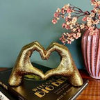 SimpluAcasa™ Decoratiune sculpturala maini in forma de inima – rasina – — Confort Practic Pentru Casa Ta