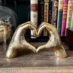 SimpluAcasa™ Decoratiune sculpturala maini in forma de inima – rasina – — Confort Practic Pentru Casa Ta