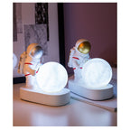 SimpluAcasa™ Lampa LED Astronaut cu Luna – Veioza ambientala pentru copii — Util Pentru Familie și Copii