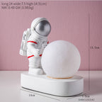 SimpluAcasa™ Lampa LED Astronaut cu Luna – Veioza ambientala pentru copii — Util Pentru Familie și Copii